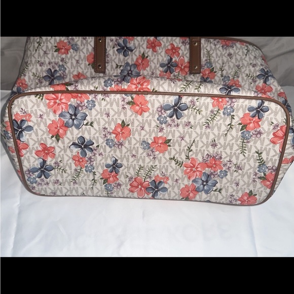Michael Kors Large Floral Tote NWT Carter Vanilla Multi - Picture 6 of 6